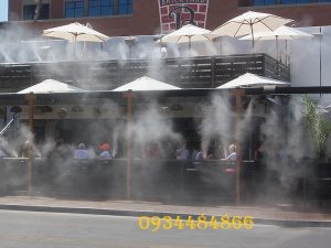Lớp sương huyền ảo được tạo bởi máy phun sương quán cafe